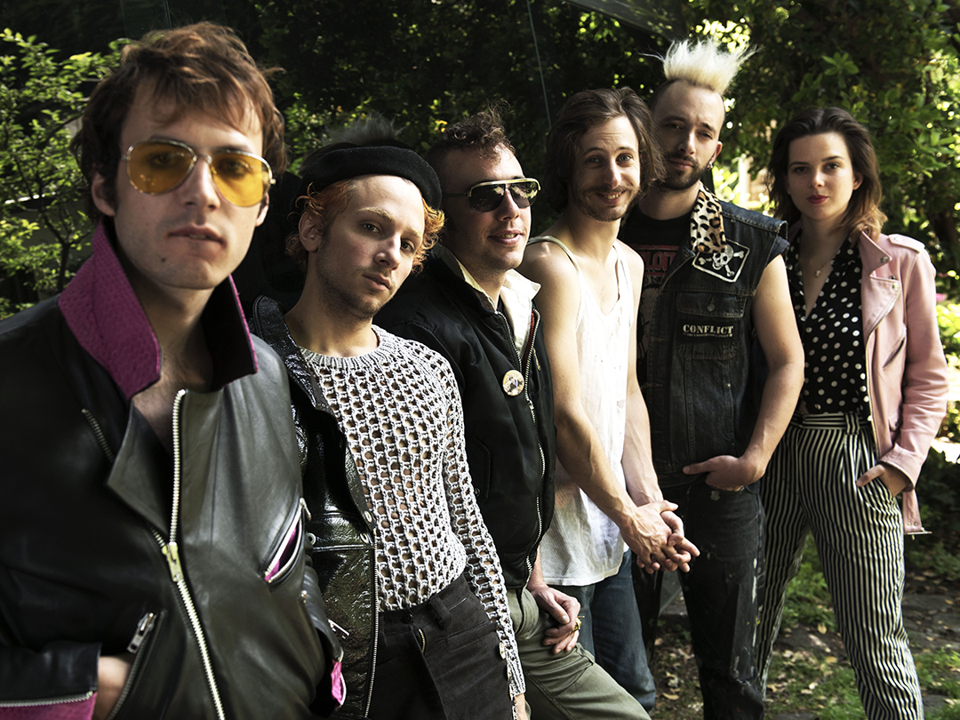 La femme вокалистка. La femme французский музыкальный коллектив. саша гот la femme. Femme группа. La femme французский музыкальный коллектив.